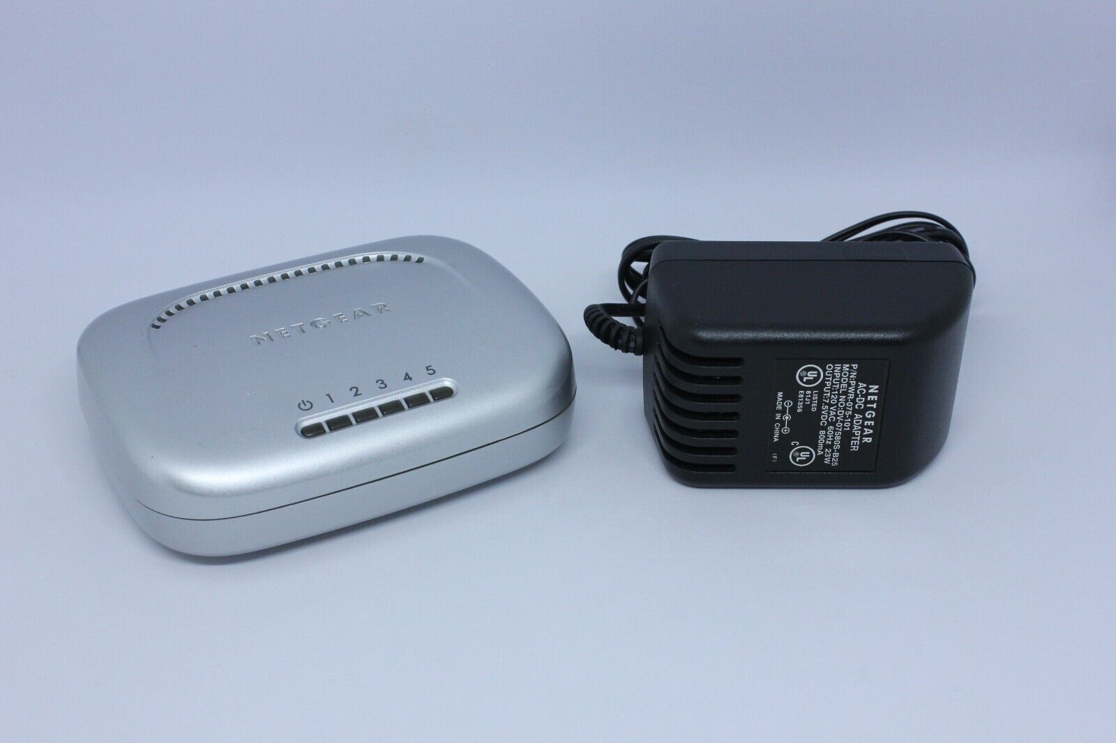 NETGEAR FS605 v2 5-Port 10/100 Fast Ethernet Switch w/ AC Power Adapter