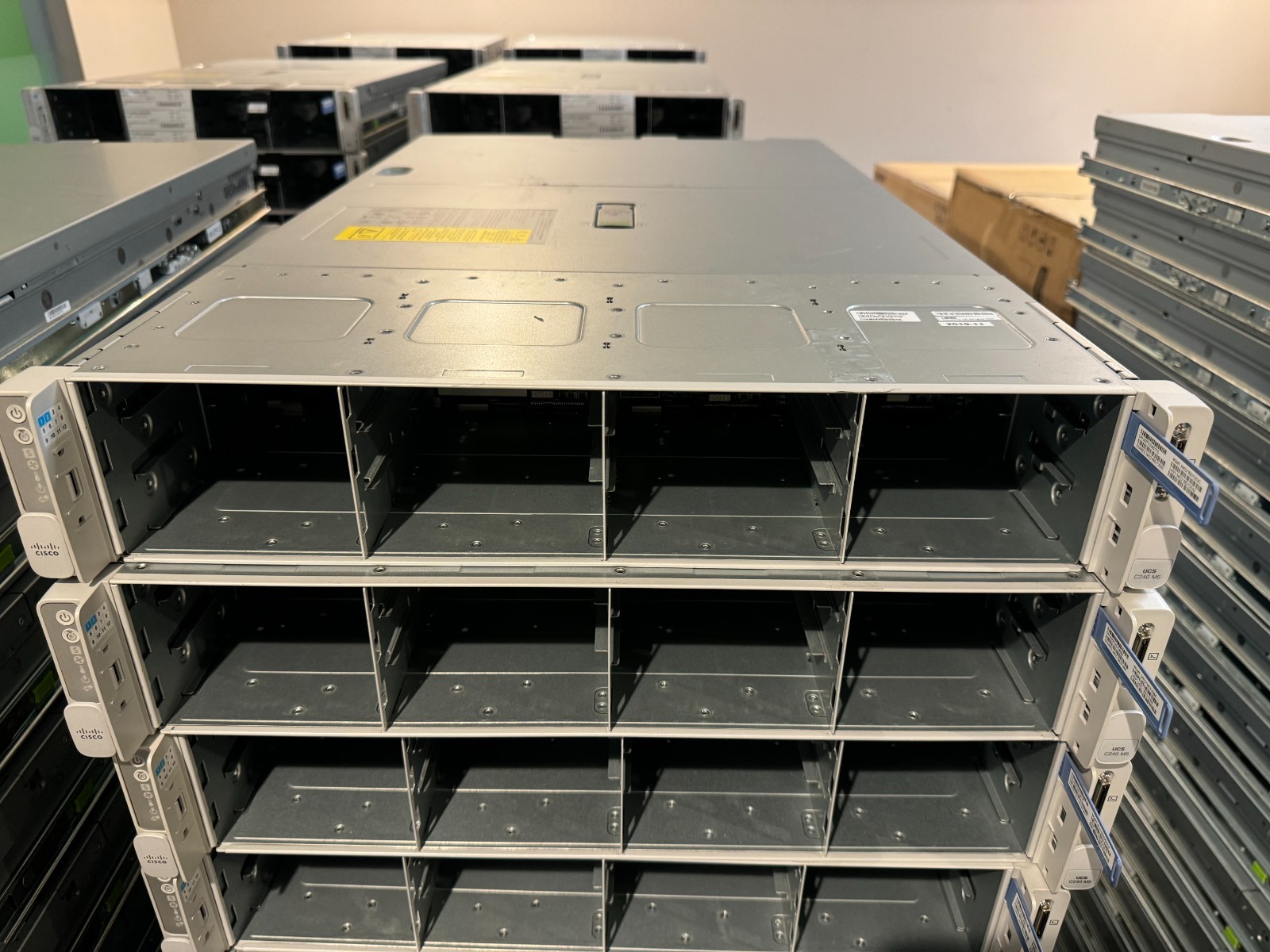 Cisco Large form-factor (LFF) drives, with 12-drive backplane (UCSC-C240-M5L)