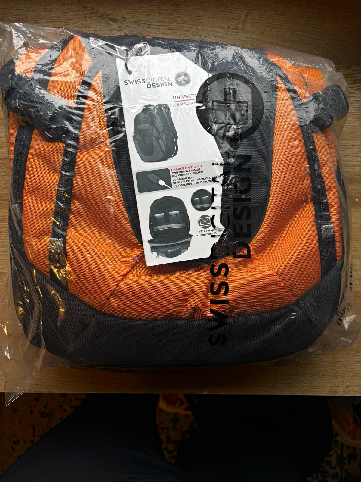 Swissdigital Design UNIVCT02 15.6-17in Laptop Backpack Orange/Black USB Port