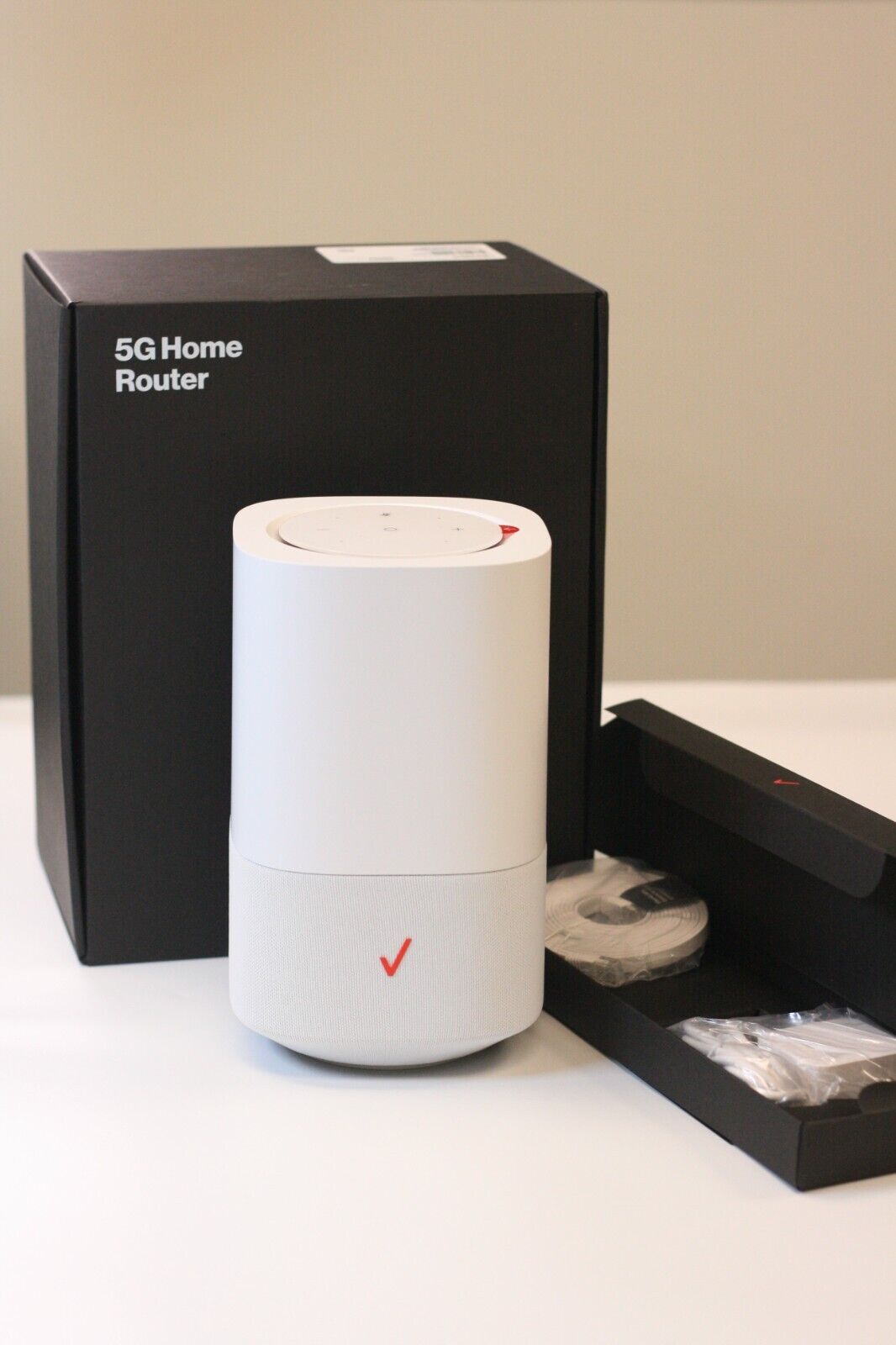 New Verizon 5G Home Internet Wi-Fi Wireless Router LVSKR1 also Bluetooth Speaker