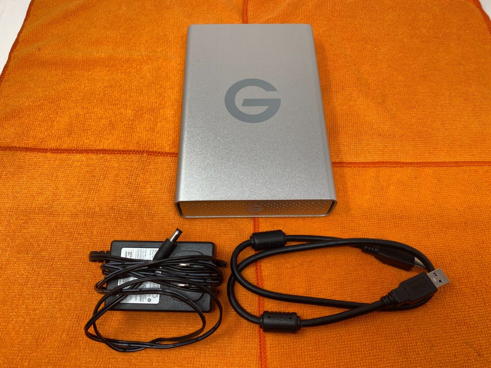 G-TECHNOLOGY 4TB G-DRIVE USB 3.0 EXTERNAL HARD DRIVE W/CHARGER USAGE 17 HOURS