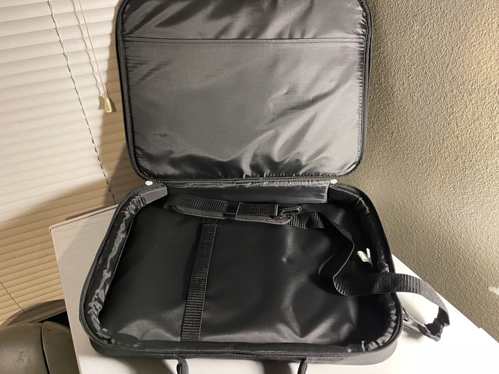 Case Logic 17.3-Inch Laptop Bag (VNCI-217)