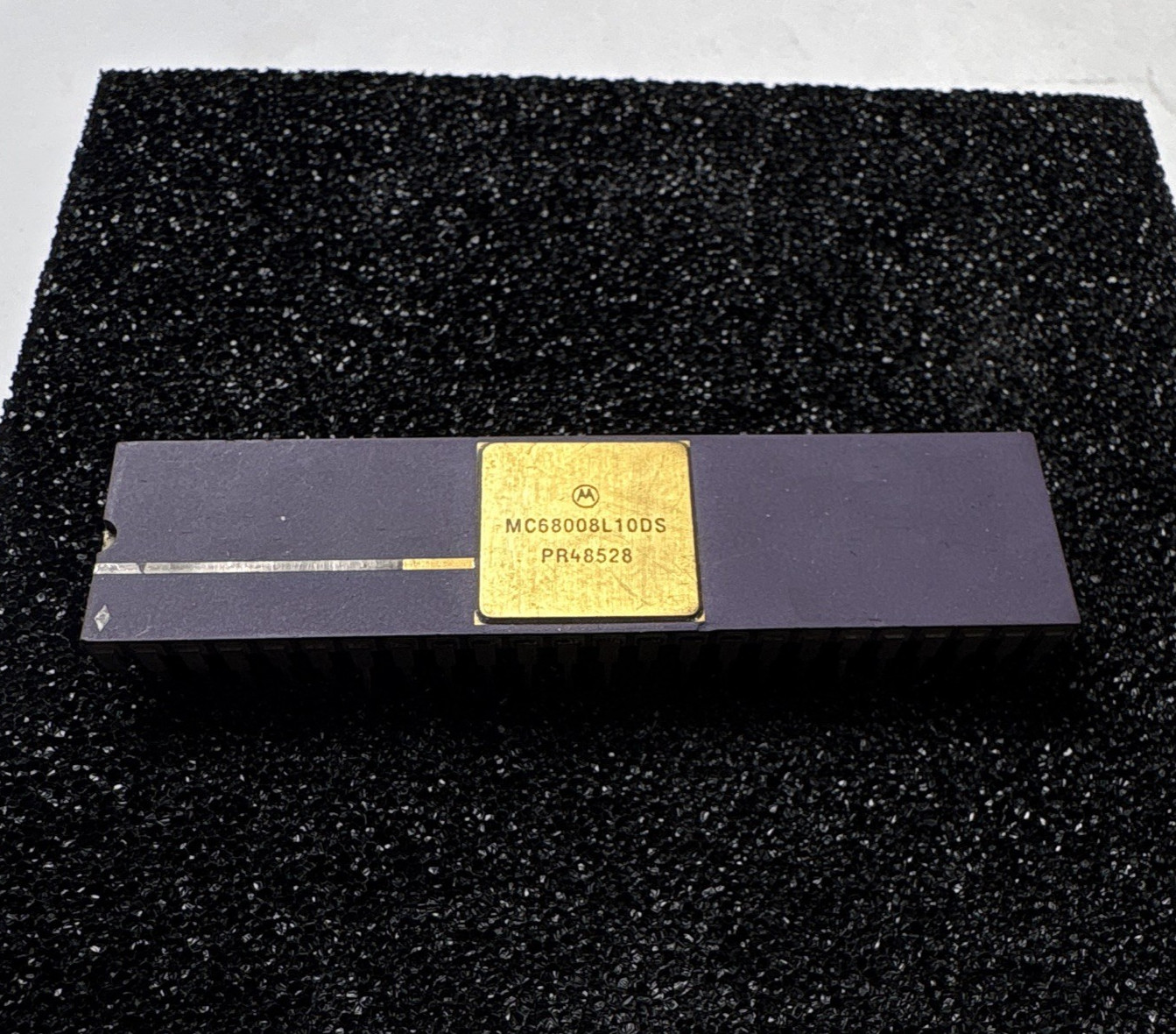 Motorola MC68008L10DS 10MHz 16/32-Bit CPU Ceramic Gold Lid DIP-48 Microprocessor
