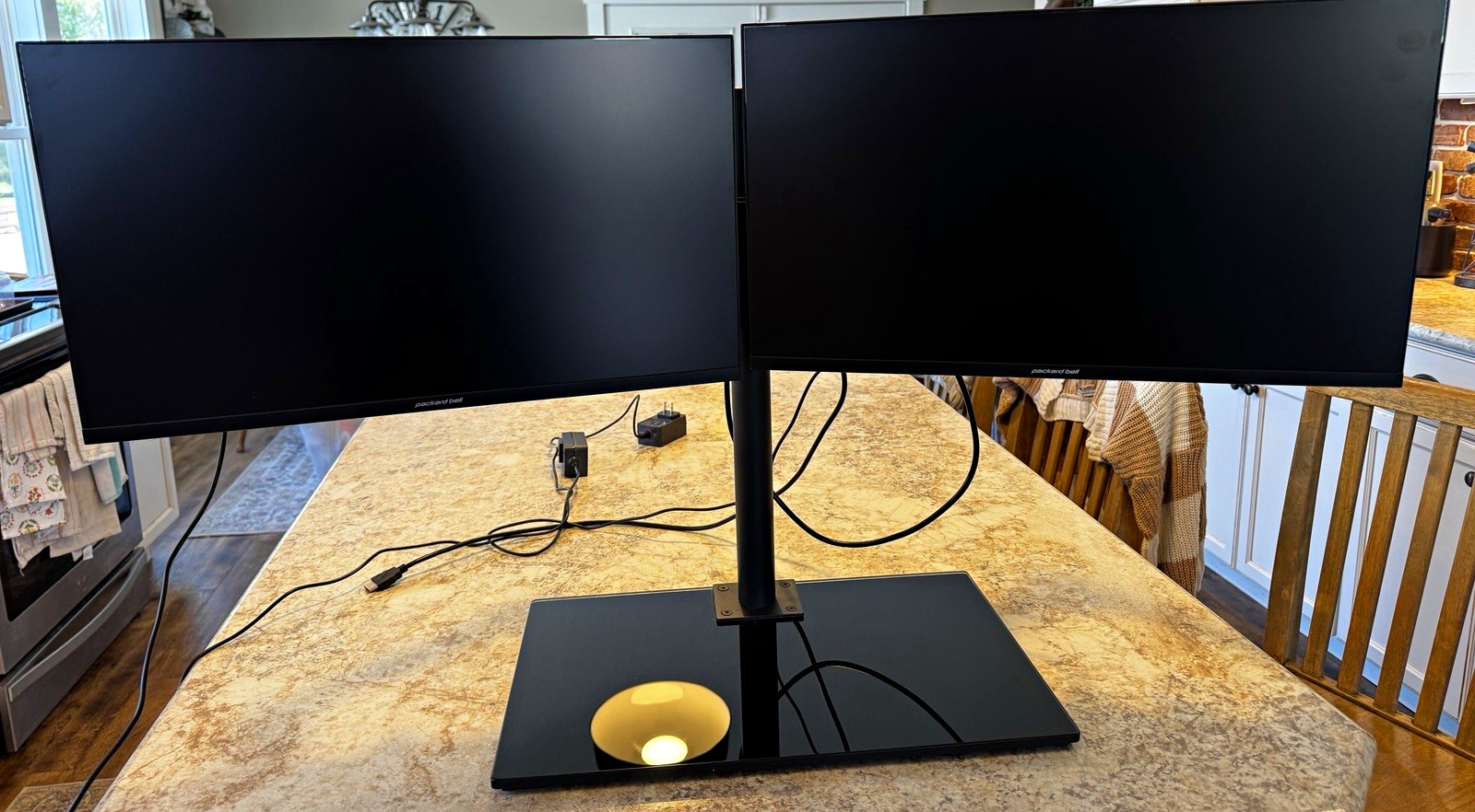 Packard Bell airFrame Dual Monitor Workstation - Two 21.5” Full HD Screens