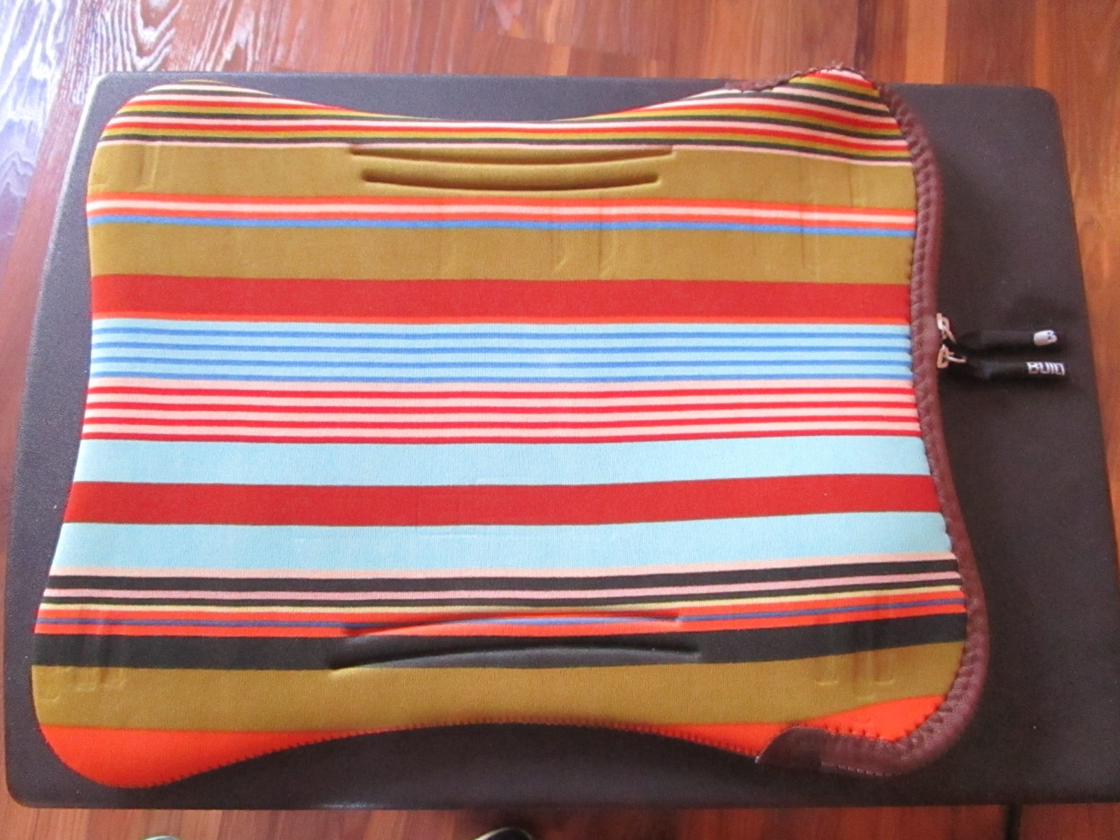 BUILT NY LAP TOP NET BOOK SLEEVE PACKET WITH ZIPPER MULTICOLOR NICE