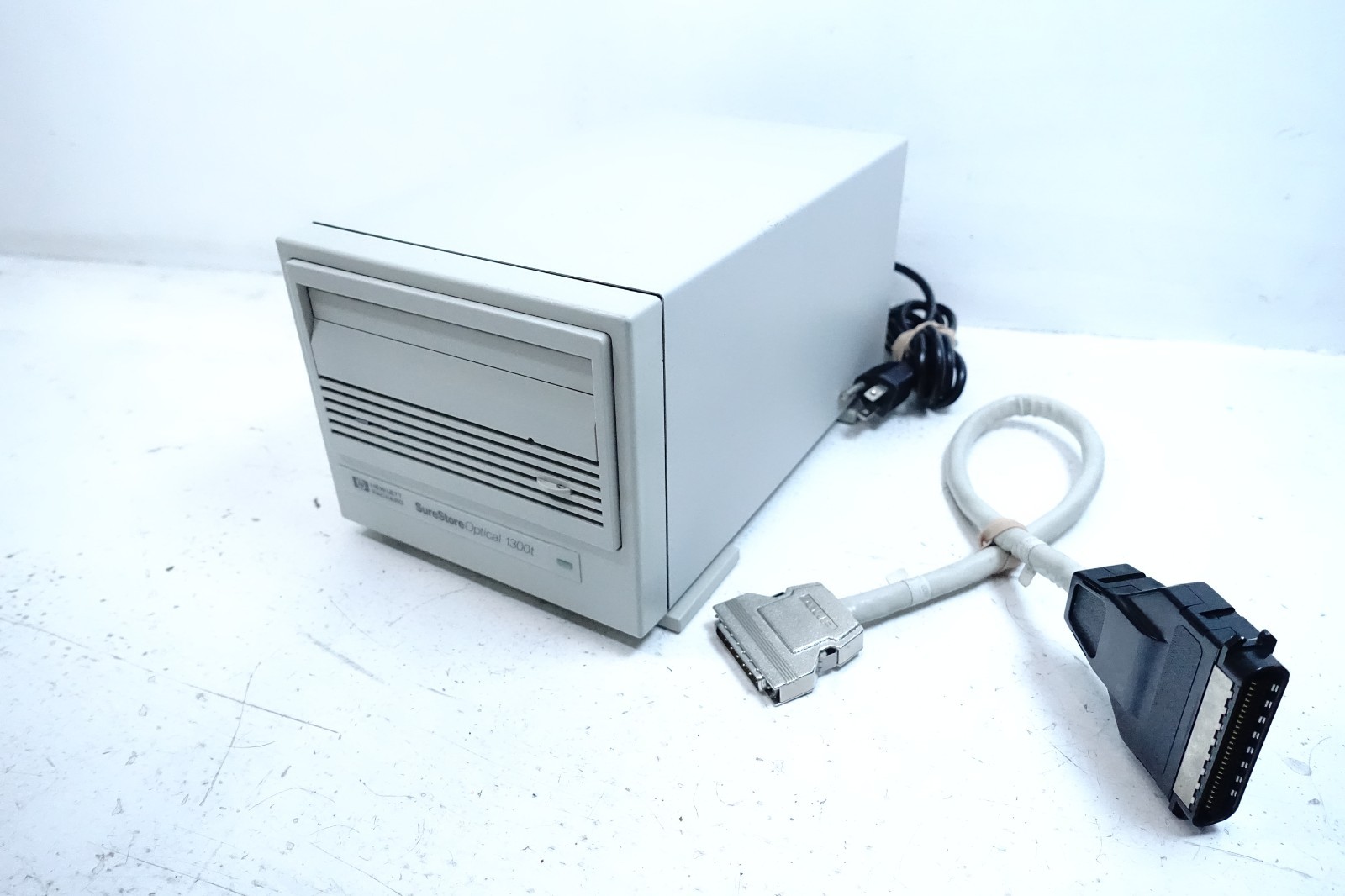 HP SURESTORE 1300T 1.3GB Magneto Optical MO SCSI Disk Drive, P/N C2550T
