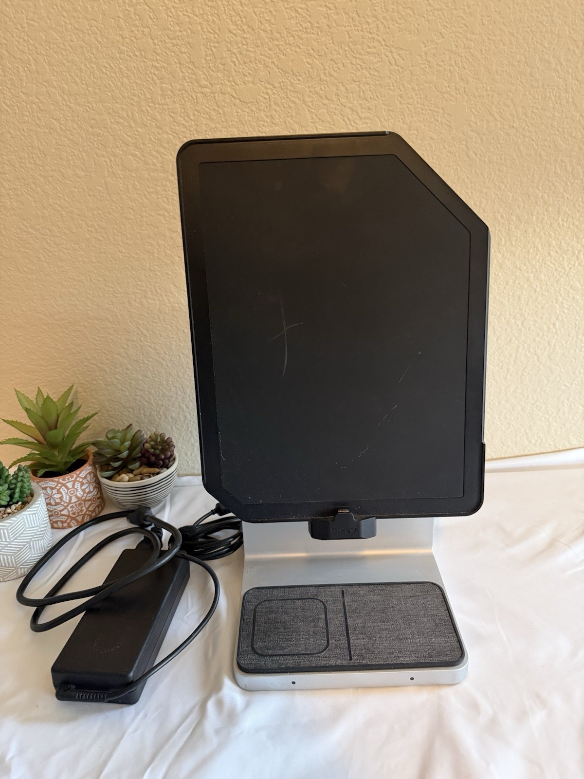 Kensington Studio Dock iPad Docking Station K34031WW with Original Adapter