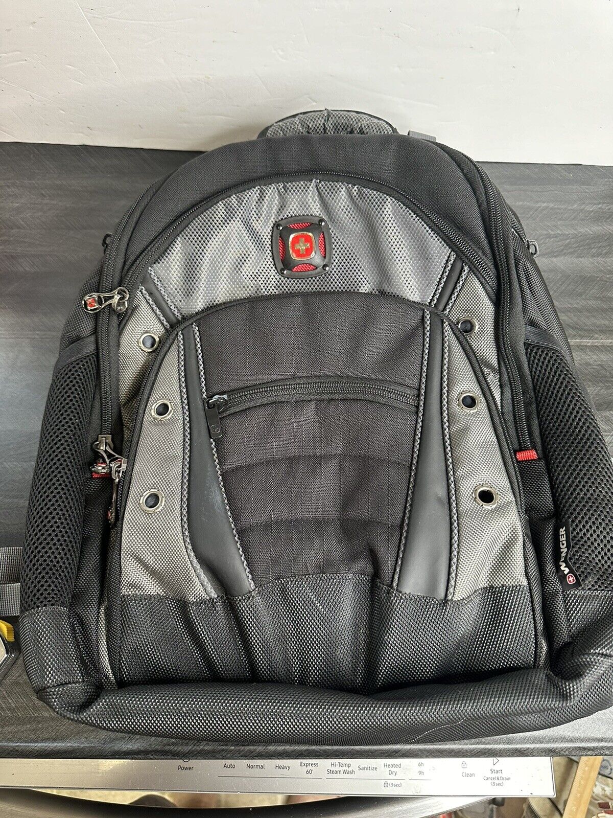 Wenger Synergy 16 Laptop Backpack Heather Grey/Black with tablet pocket