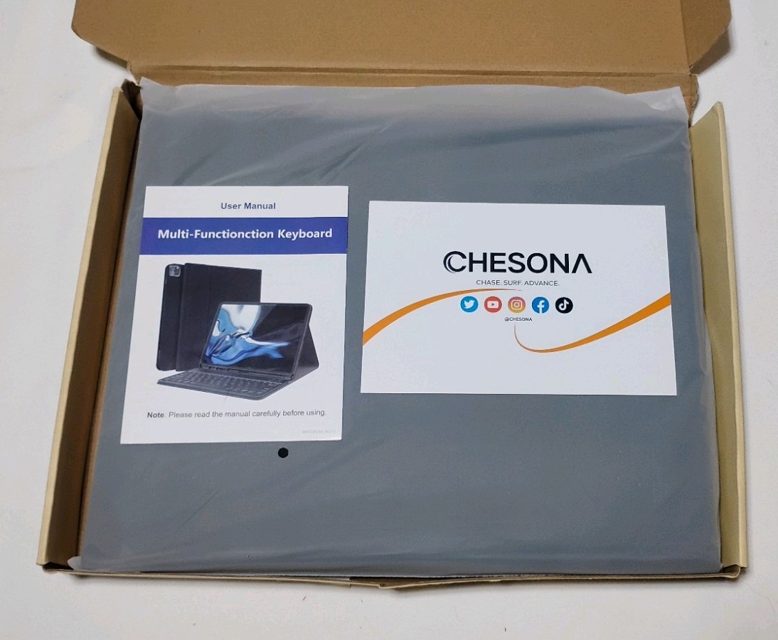 Chesona Folio Keyboard Case for iPad Pro 13" – Magnetic Detachable – Black