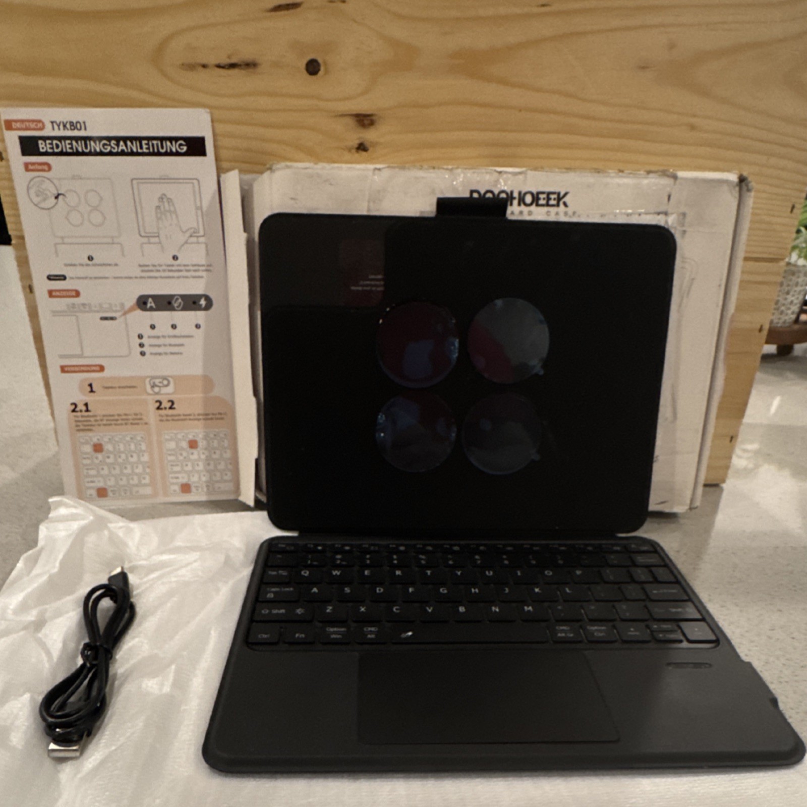 Doohoeek Bluetooth Keyboard Folio Case Black TYKB01