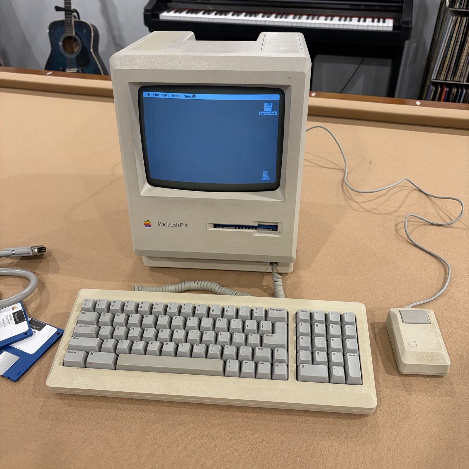 Apple Macintosh Plus 1MB M0001A with Travel Case,Keyboard, Mouse - Tested
