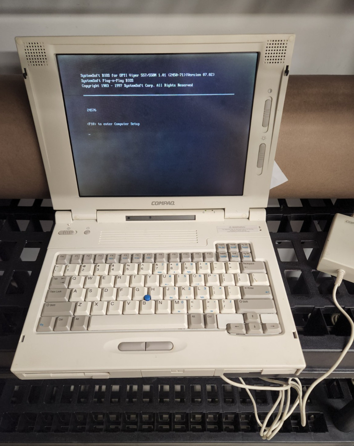Compaq LTE 5000 Vintage Computer - Powers On With Original Charger Untested