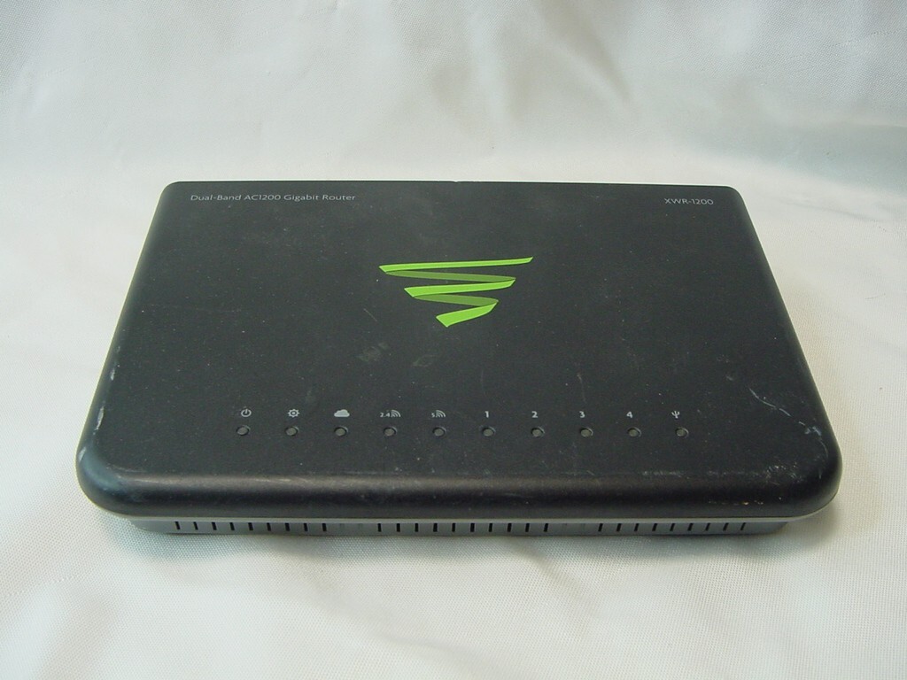 LUXUL DUAL BAND AC1200 GIGABIT ROUTER XWR-1200 - NO ANTENNA OR POWER CORD
