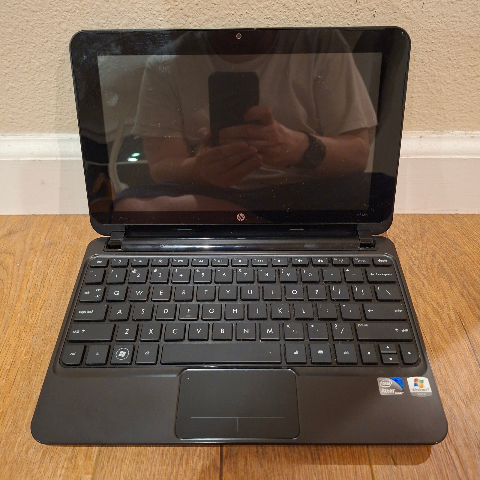 HP Mini 10.1in Netbook Intel Atom 1.66GHz 2GB RAM Turns On For Parts Or Repair