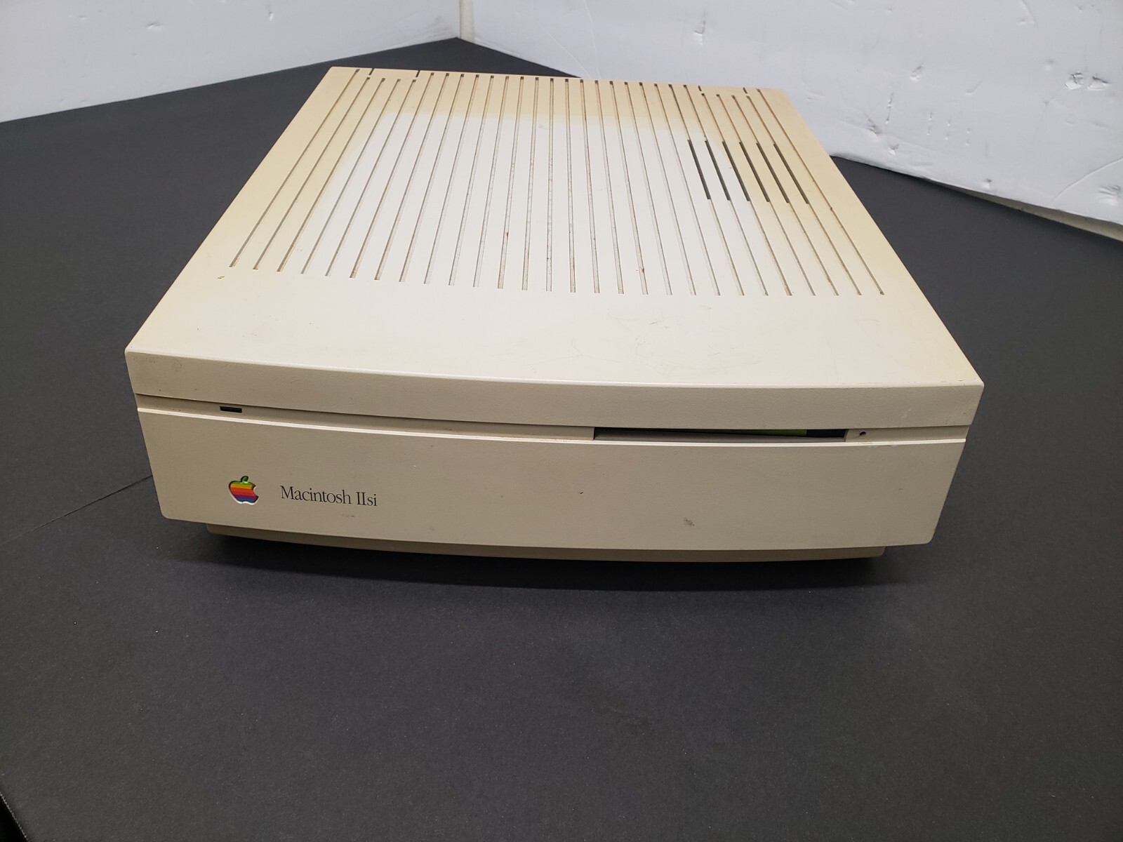 Vintage Apple Macintosh IIsi M0360 Desktop Computer - Power On
