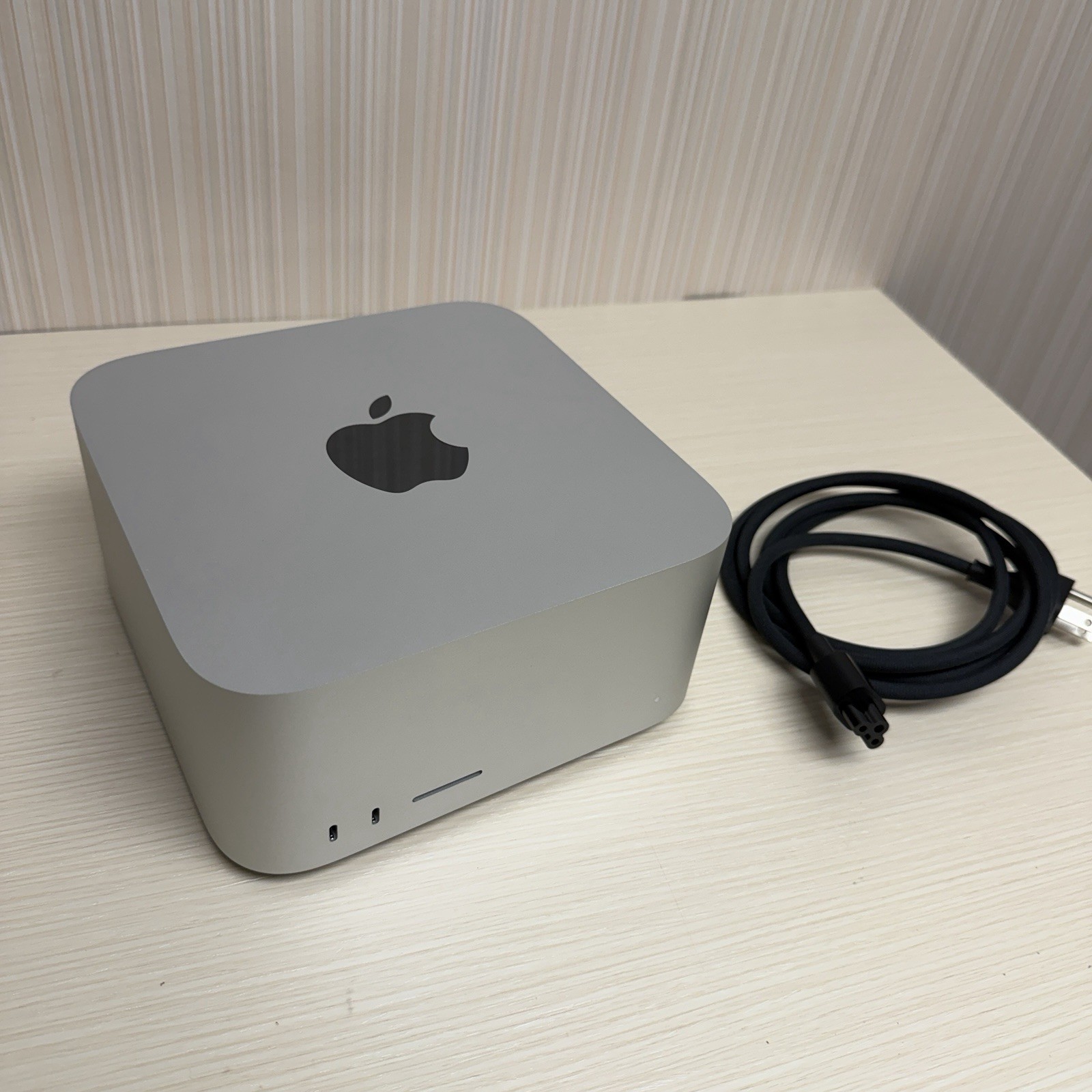 Apple Mac Studio M1 Ultra 20-Core CPU 64-Core GPU 128GB RAM 2TB SSD