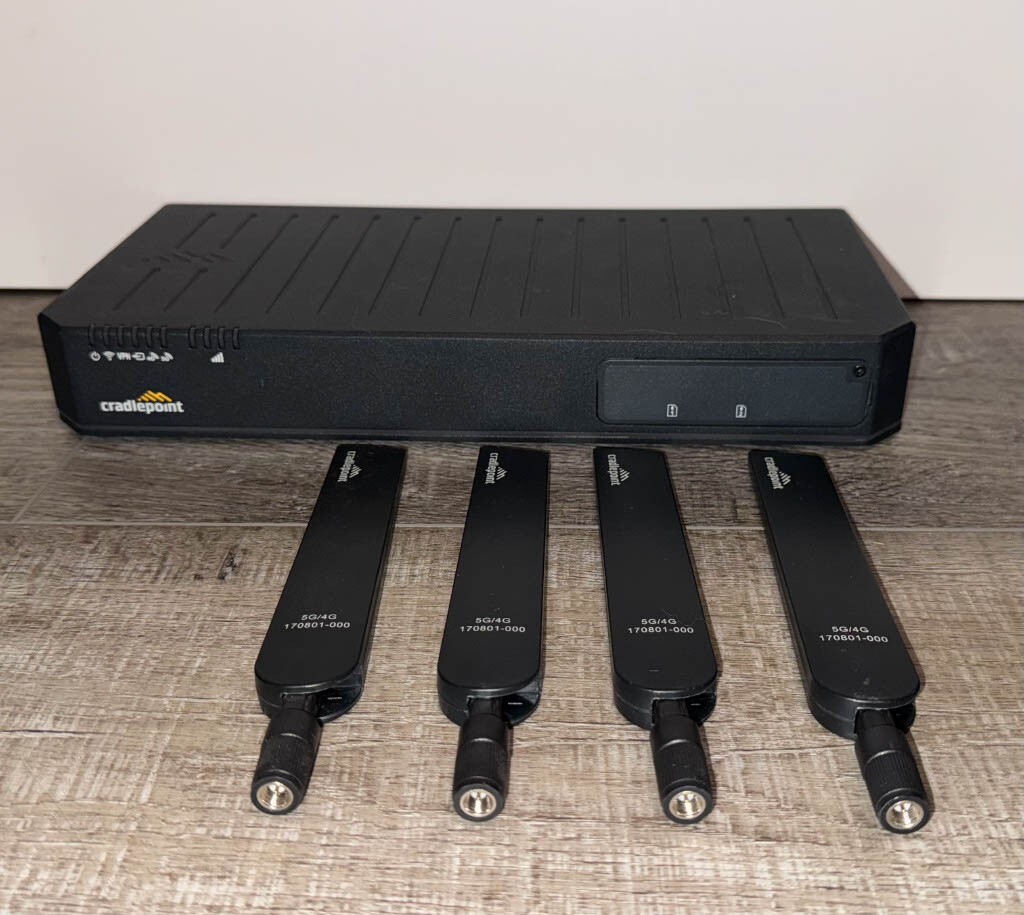 Cradlepoint E3000C18B | Active NetCloud Licenses | 4G/5G Antennas | Light Damage