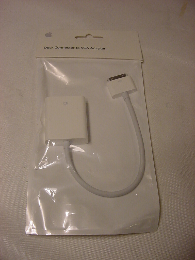 NEW - GENUINE APPLE DOCK CONNECTOR TO VGA ADAPTER A1368