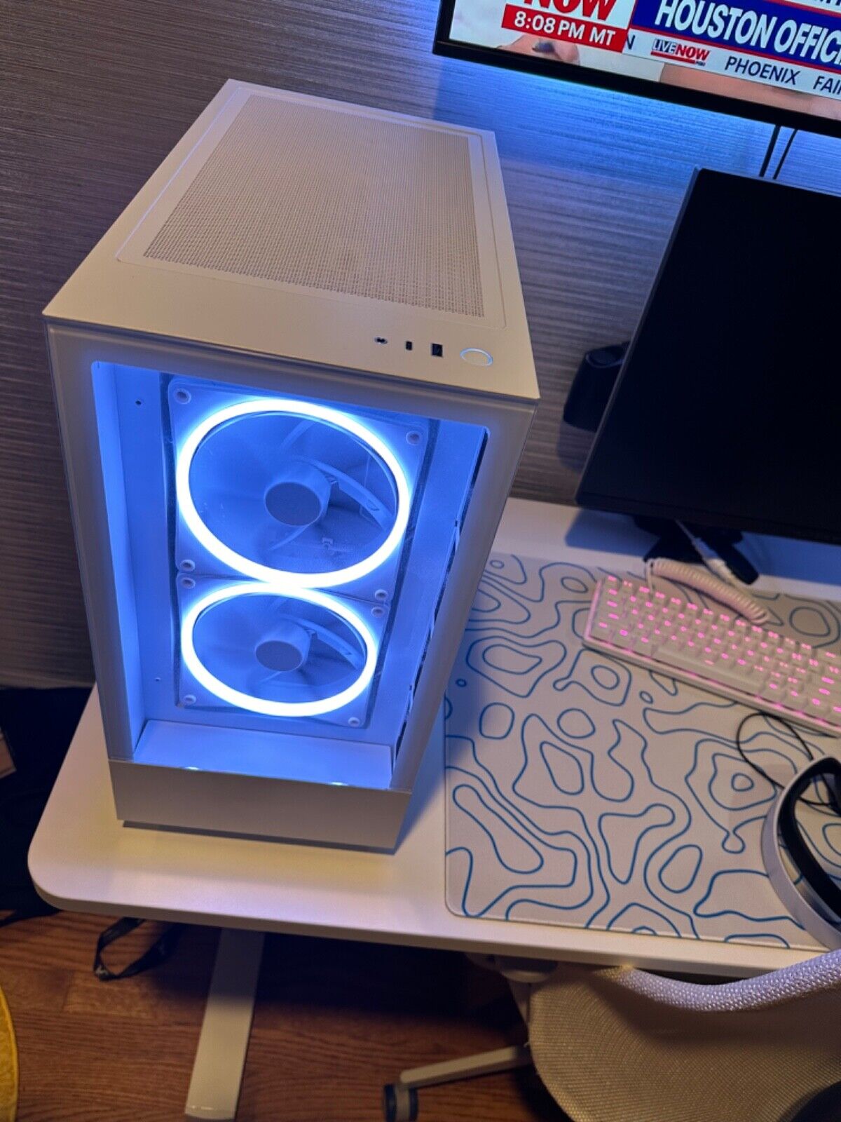 Nzxt player 2 prime, mint condition, color white comes with a stream deck 