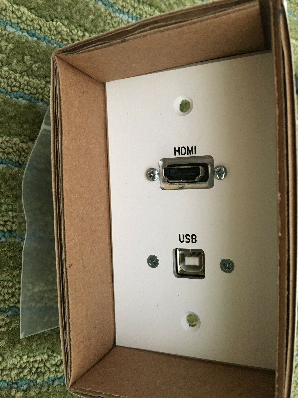 Panel Crafters by Liberty AV HDMI & USB PASS THROUGH SINGLE GANG WALL PLATE-Wht.