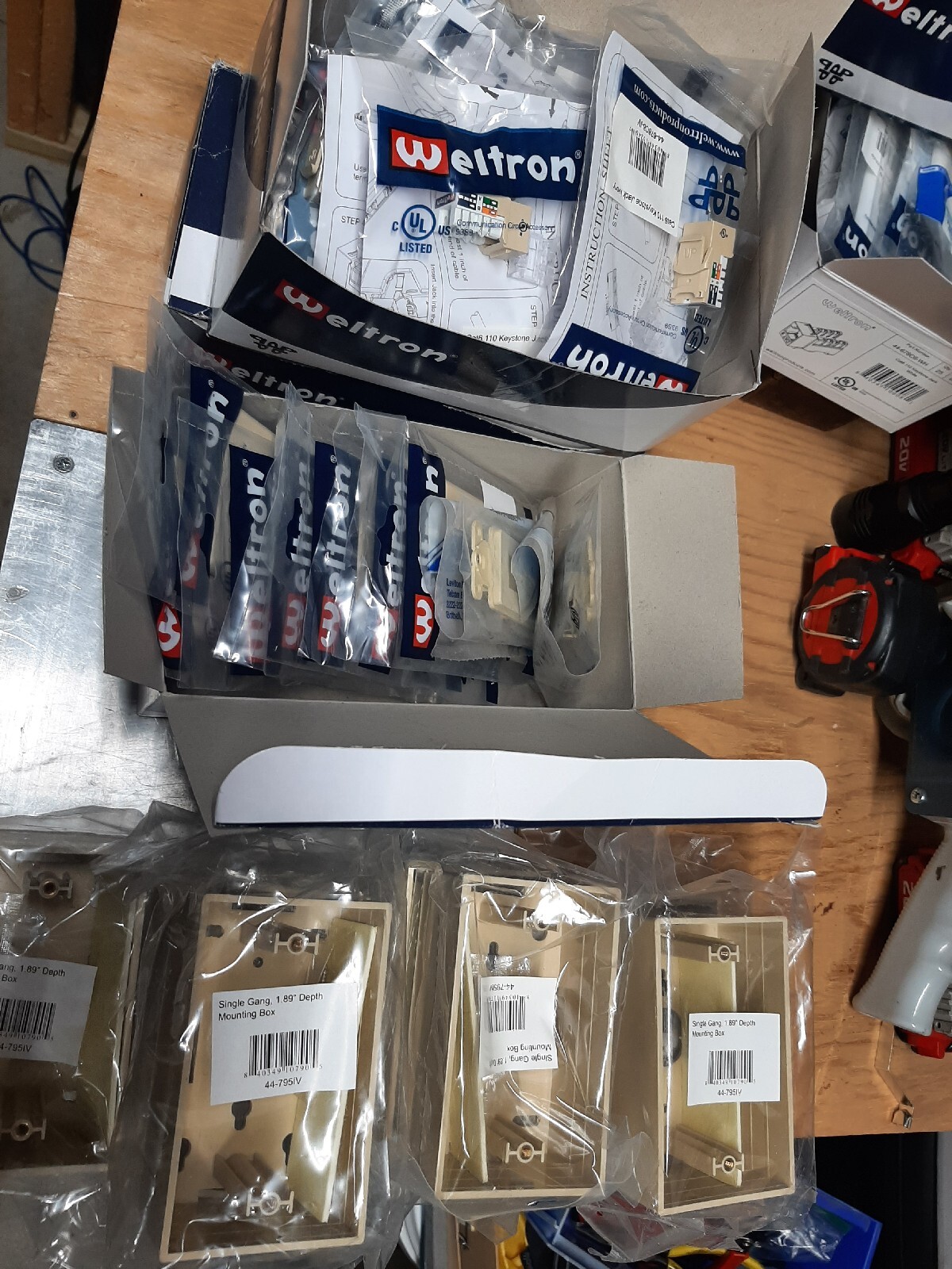 Weltron 44-678C6-IV, CAT6 , 110 Keystone Jack , Ivory LOT Plates And Mounting Bx
