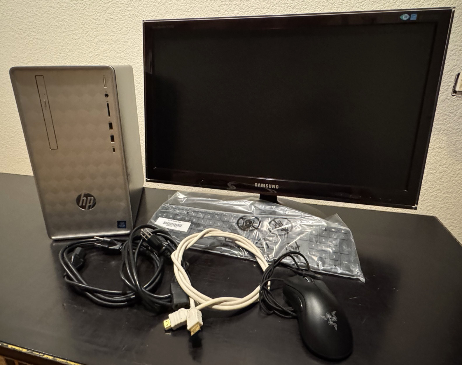 HP Pavilion PC 590-p0066 Desktop Computer CORE i5-8400 12GB RAM + Monitor Bundle