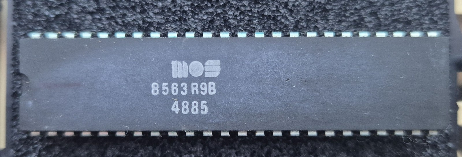 MOS 8563R9B VDC Video Chip – Commodore 128 - 80-Column – Tested / Vintage IC