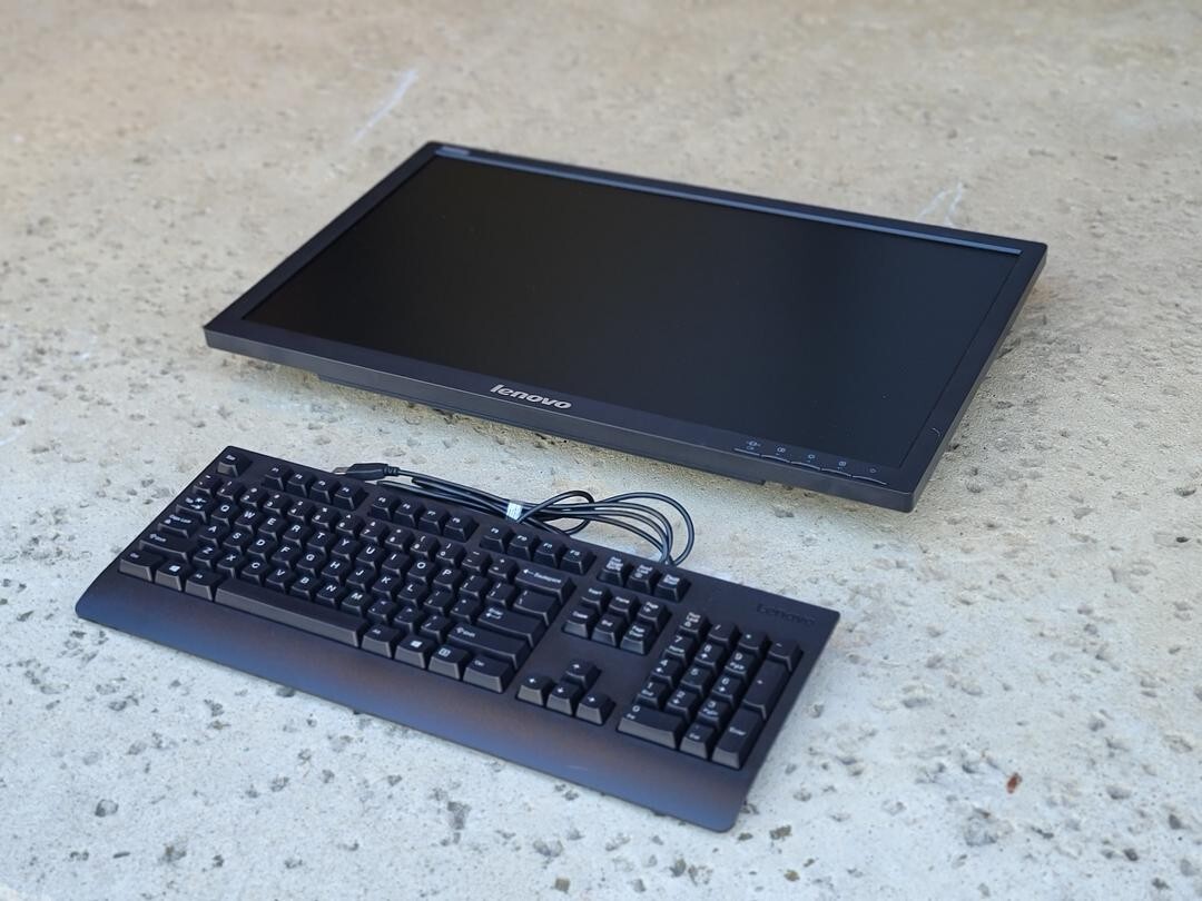 Lenovo LT2323p ThinkVision 23" Widescreen Monitor NO Stand w/Keyboard Excellent
