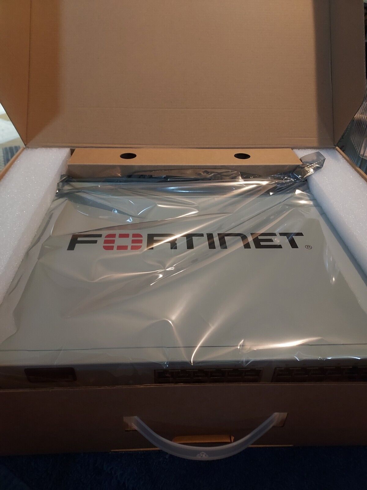 Fortinet FS-124E-FPOE Ethernet Switch - Silver