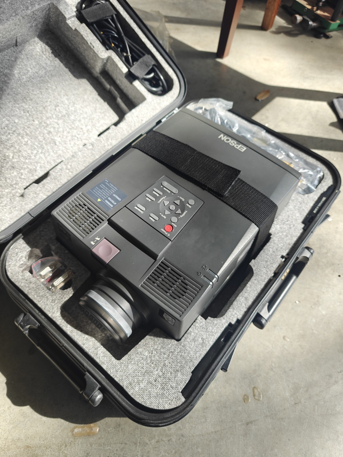 Epson PowerLite 5000XB ELP-5100 LCD Projector w/ Hard Travel Case & All Cables