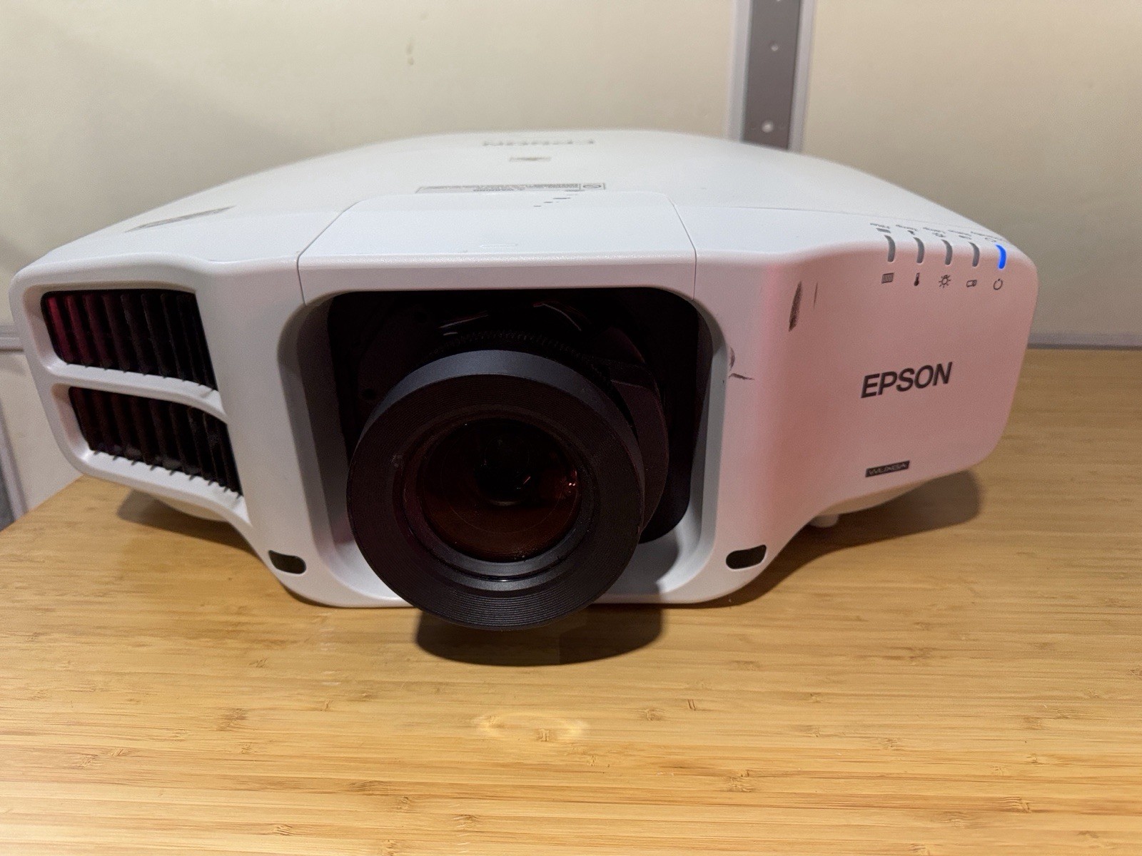 Epson Pro G7500U 6500 Lumens Projector / read description ) 