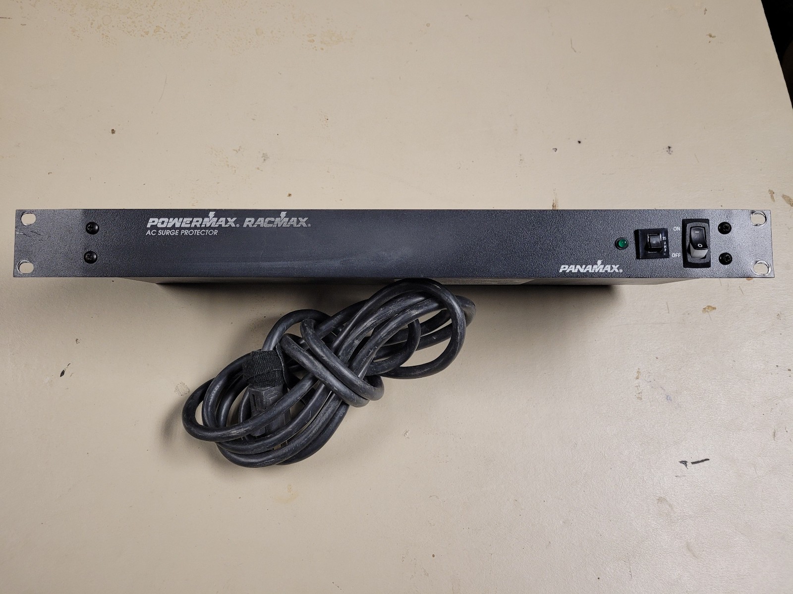 PanaMax PowerMaxx RacMax 8 AC Outlets 120 VAC 60 HZ 15 AMPS 330V Suppression