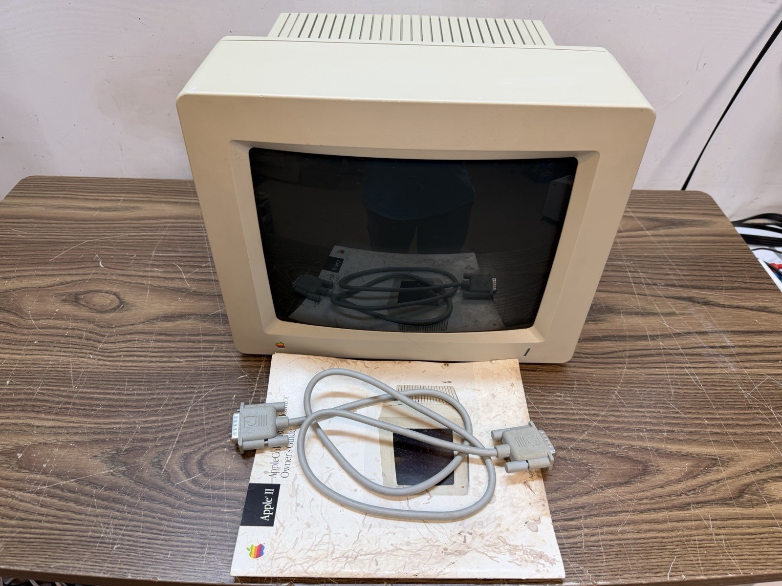 VINTAGE APPLE IIGS RGB MONITOR A2M6014 WITH CABLE MANUAL