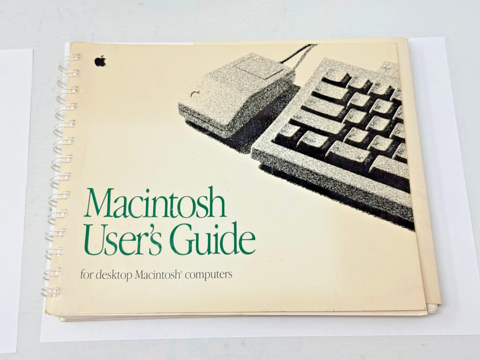 1991 Apple 300 Page Macintosh User’s Guide - Good Condition