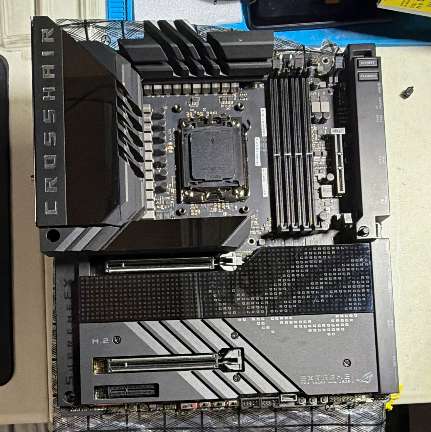 ASUS ROG Crosshair X670E Extreme ATX AM5 AMD DDR5 Gaming Lanes for 2x AI GPUs