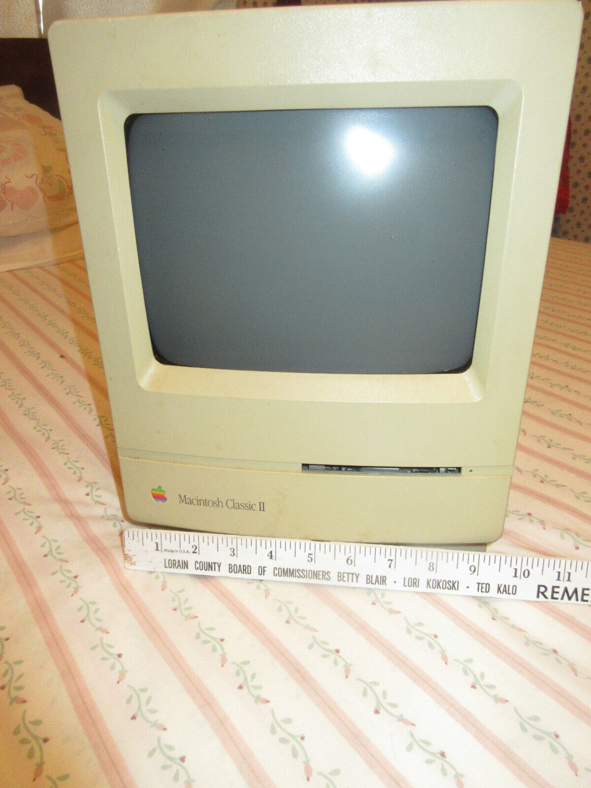 Computer, VIntage 1990. MacIntosh Classic II SG144119D21.  Unit only. No cords,