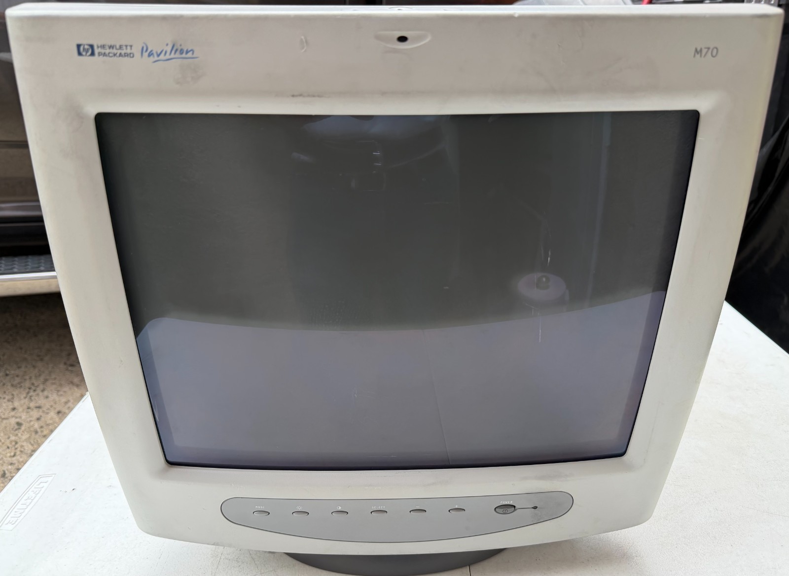 HP Hewlett Packard Pavilion M70 Display 17inch CRT VGA PC Monitor YEAR 2000 Gray