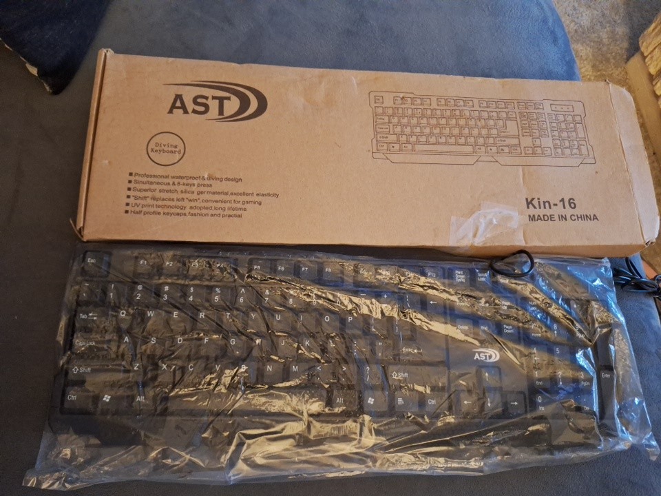 New In Box AST Kin-16 USB WIRED Diving KEYBOARD Black 17.5 X 6 Inches Waterproof