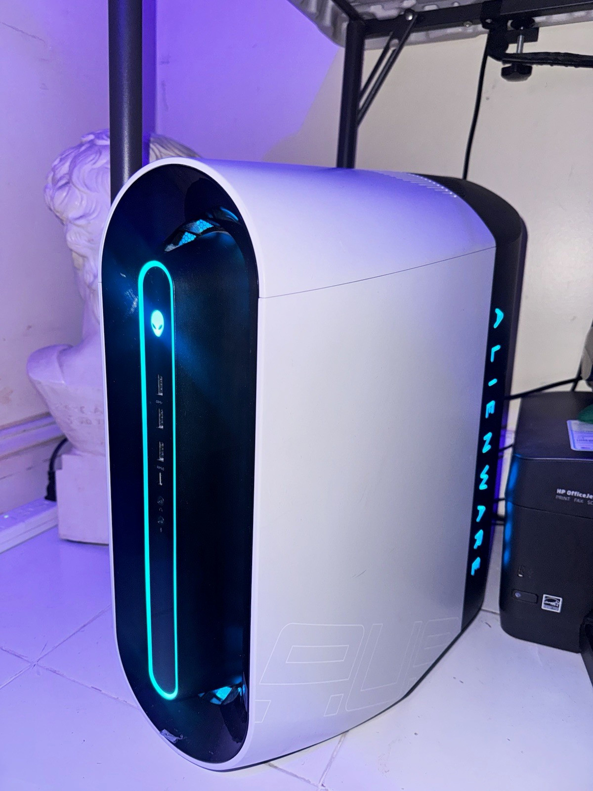 Alienware Aurora R11 Gaming Desktop – i7-10700F / RTX 2070 SUPER / 16GB RAM / 1T