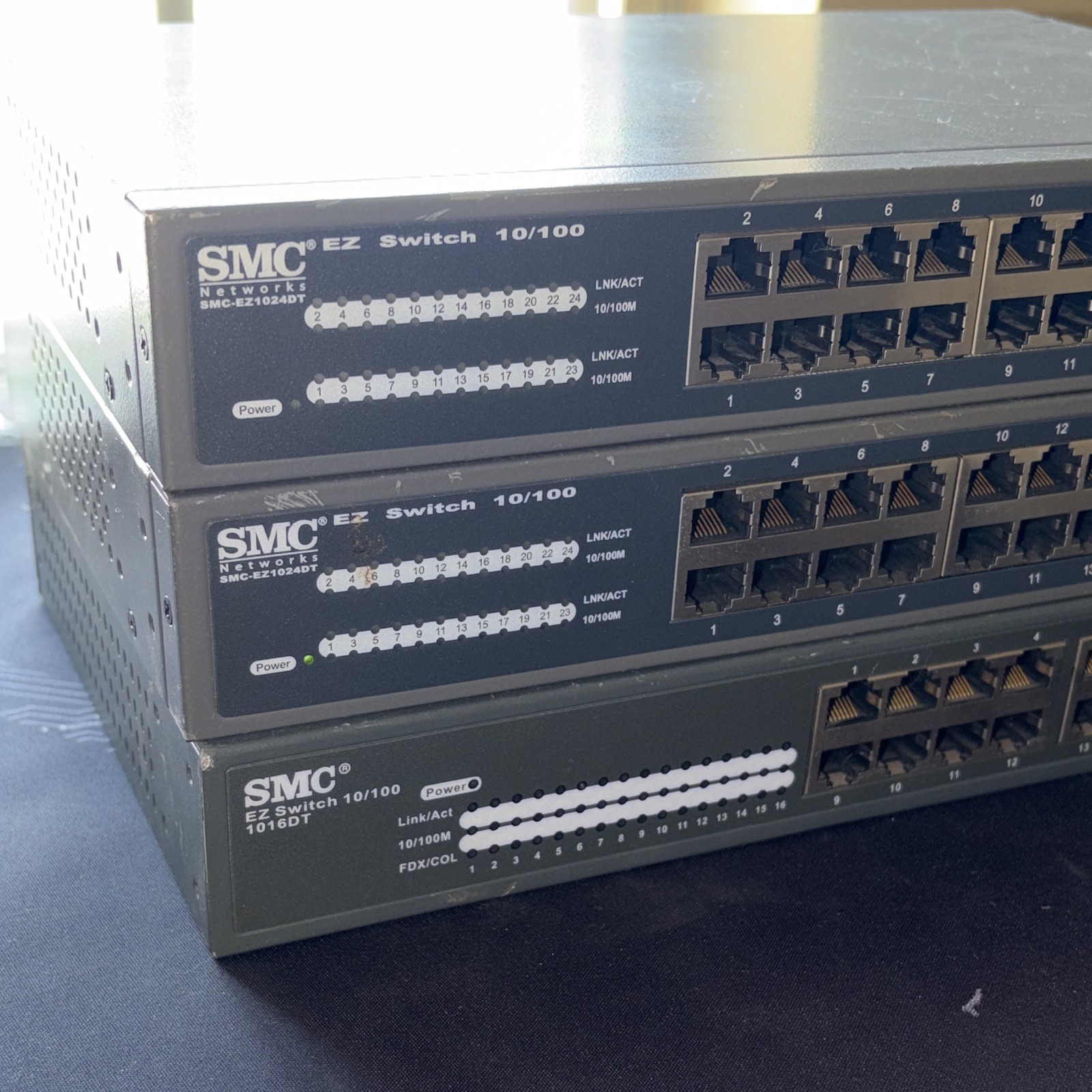 SMC EZ Switch SMC-EZ1024DT 24-Port 10/100 Fast Ethernet Unmanaged 1U Rack