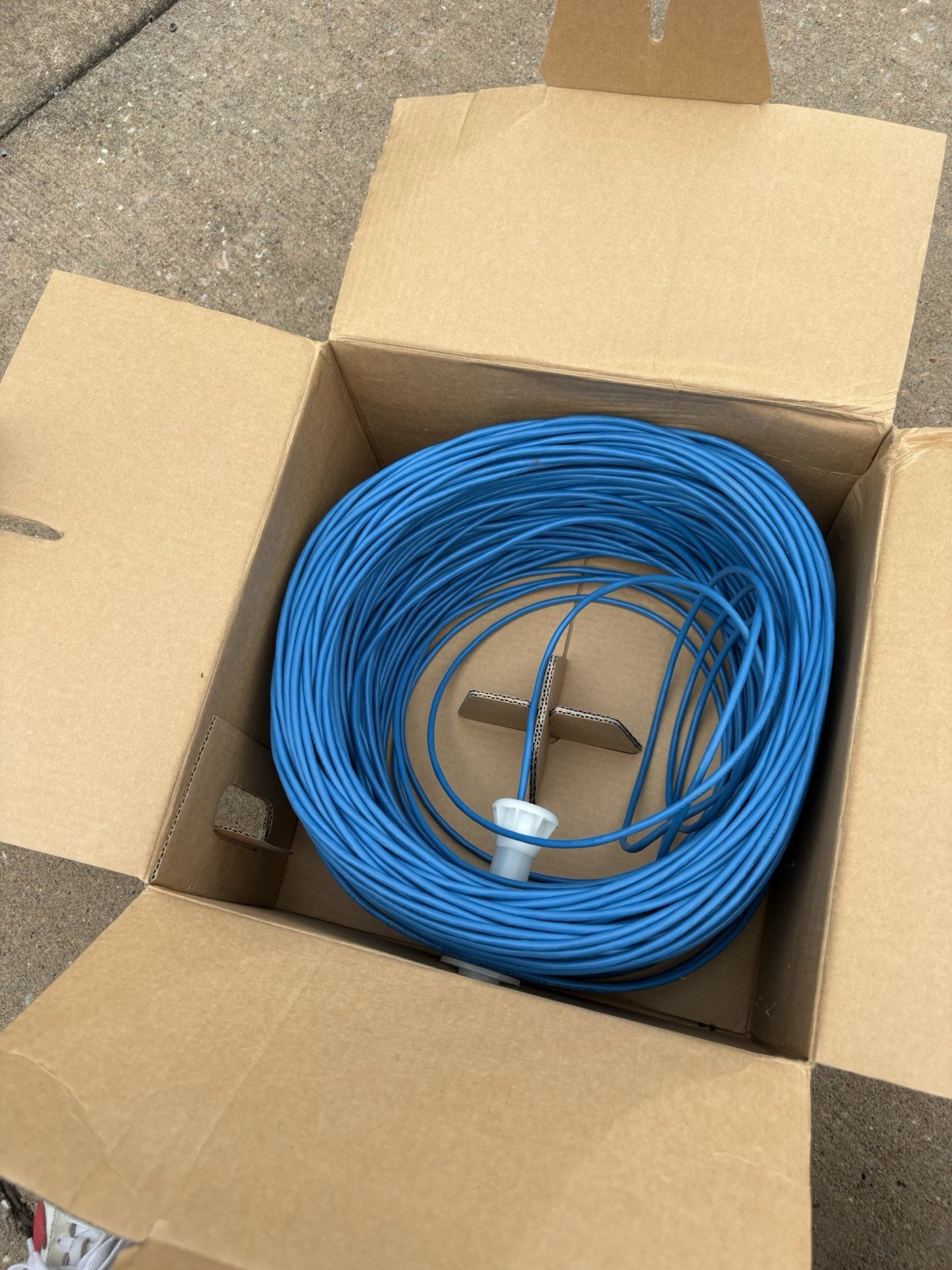 Riser Cat5e UTP Solid 24 AWG Blue Round Ethernet Cable 1000ft UL625-8BU-F