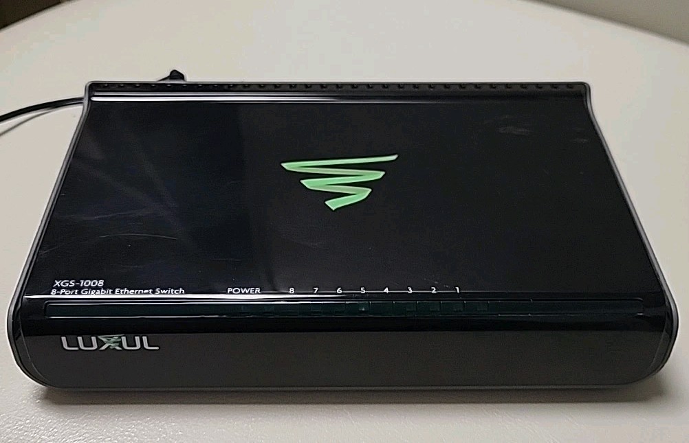 LUXUL XGS-1008 v2 8-Port Gigabit Switch w/ Power adapter