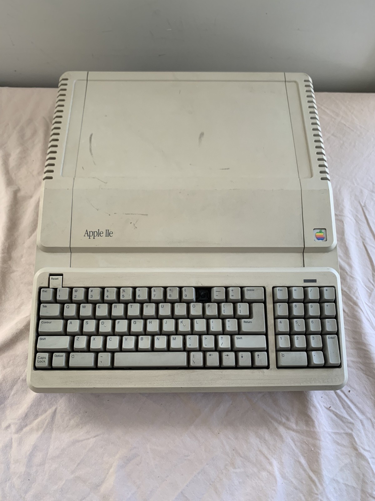 Vintage Apple IIe Platinum A2S2128 128K Computer - Powers On - Missing Key