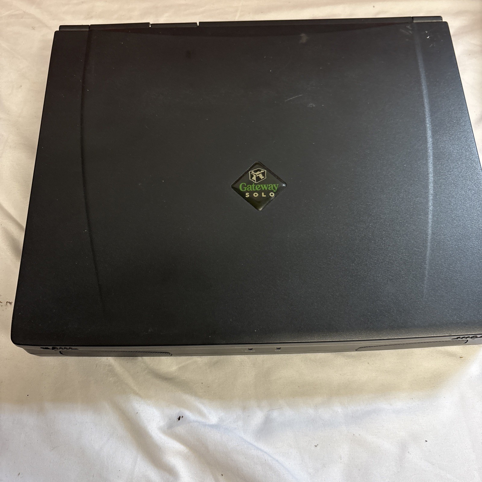 VINTAGE GATEWAY PENTIUM III  SOLO 2150 LAPTOP COMPUTER Powers On Blank Screen