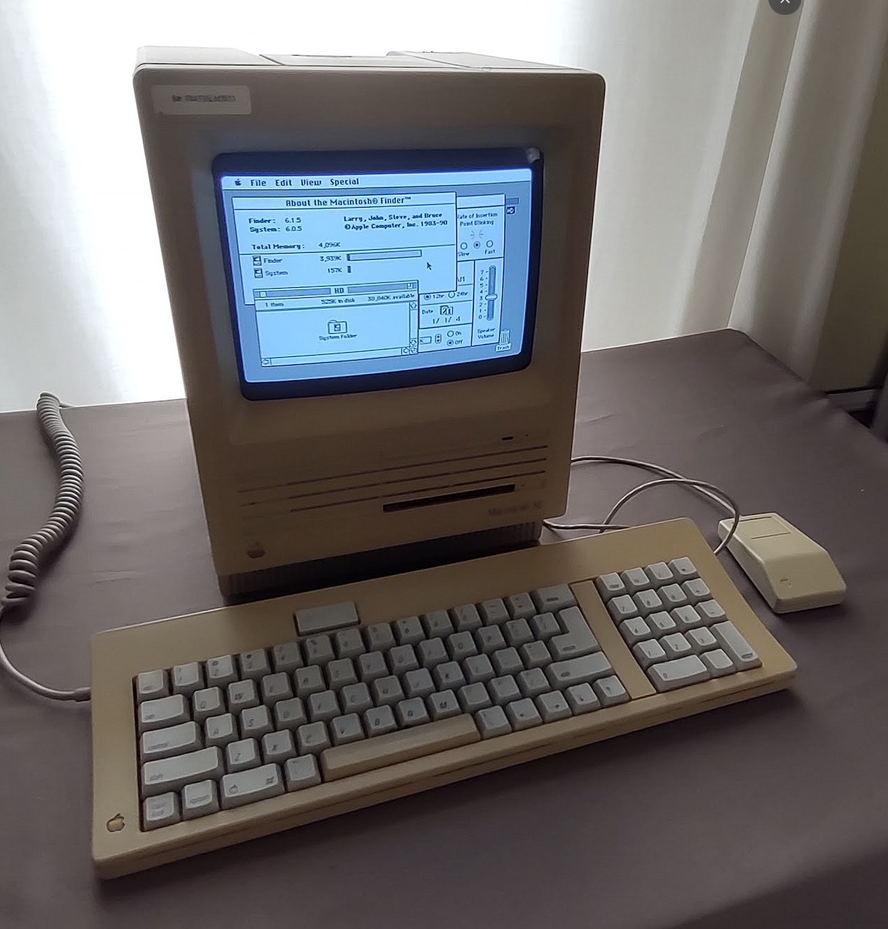 Apple Macintosh SE/20+ Computer w/Mouse, Keyboard, travel bag