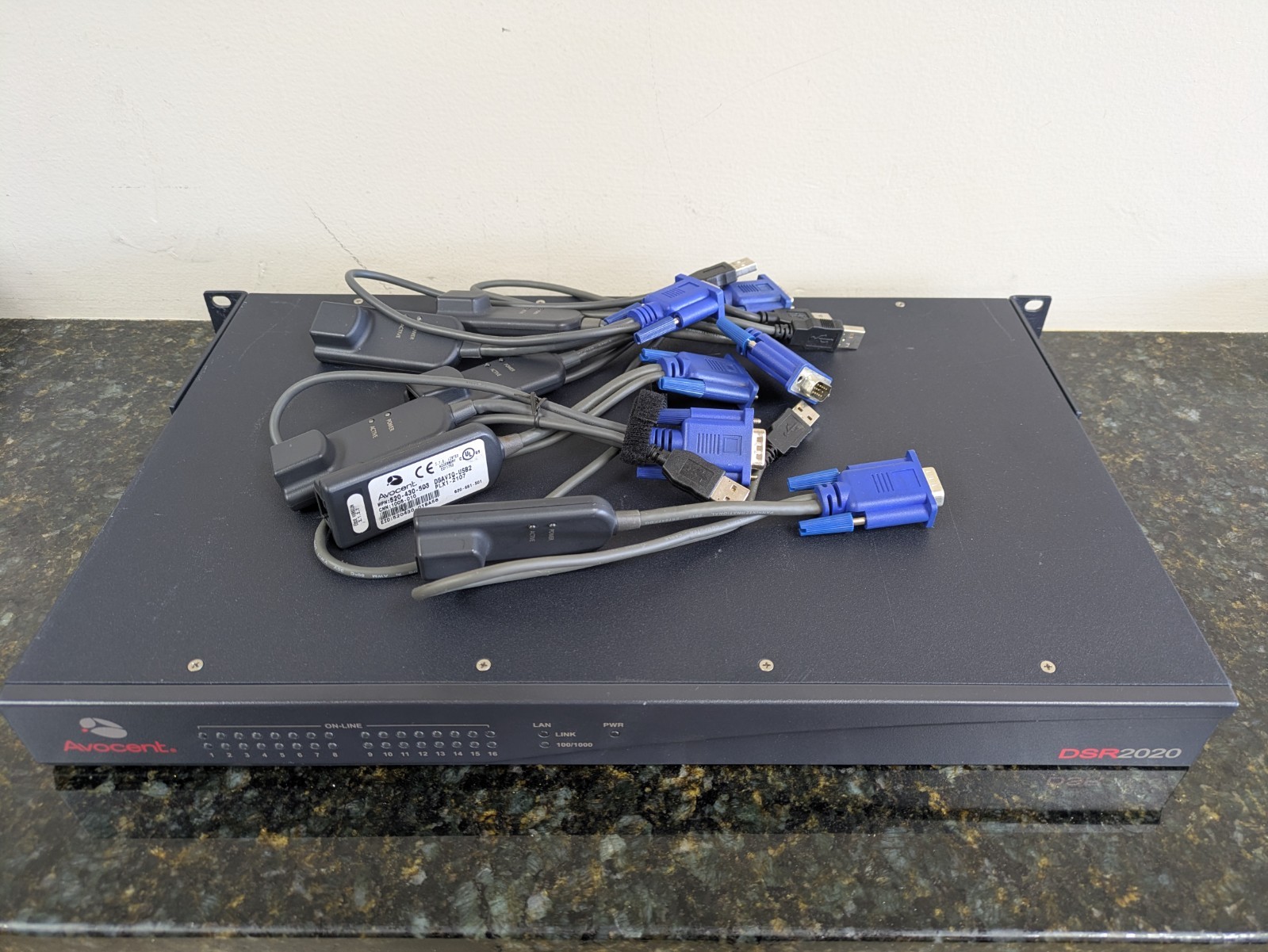 Avocent DSR2020 16 port KVM IP  Switch + 7 x DSRIQ-USB cable modules (READ* **)