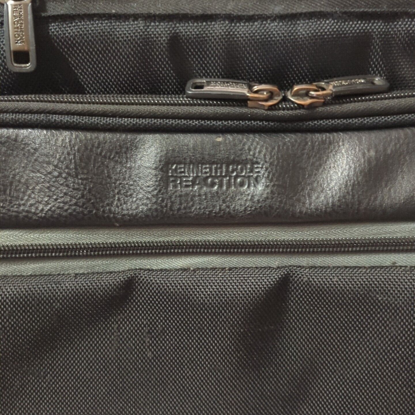KENNETH COLE - REACTION MESSENGER BAG - EZ-SCAN Travel - Soft Briefcase Laptop