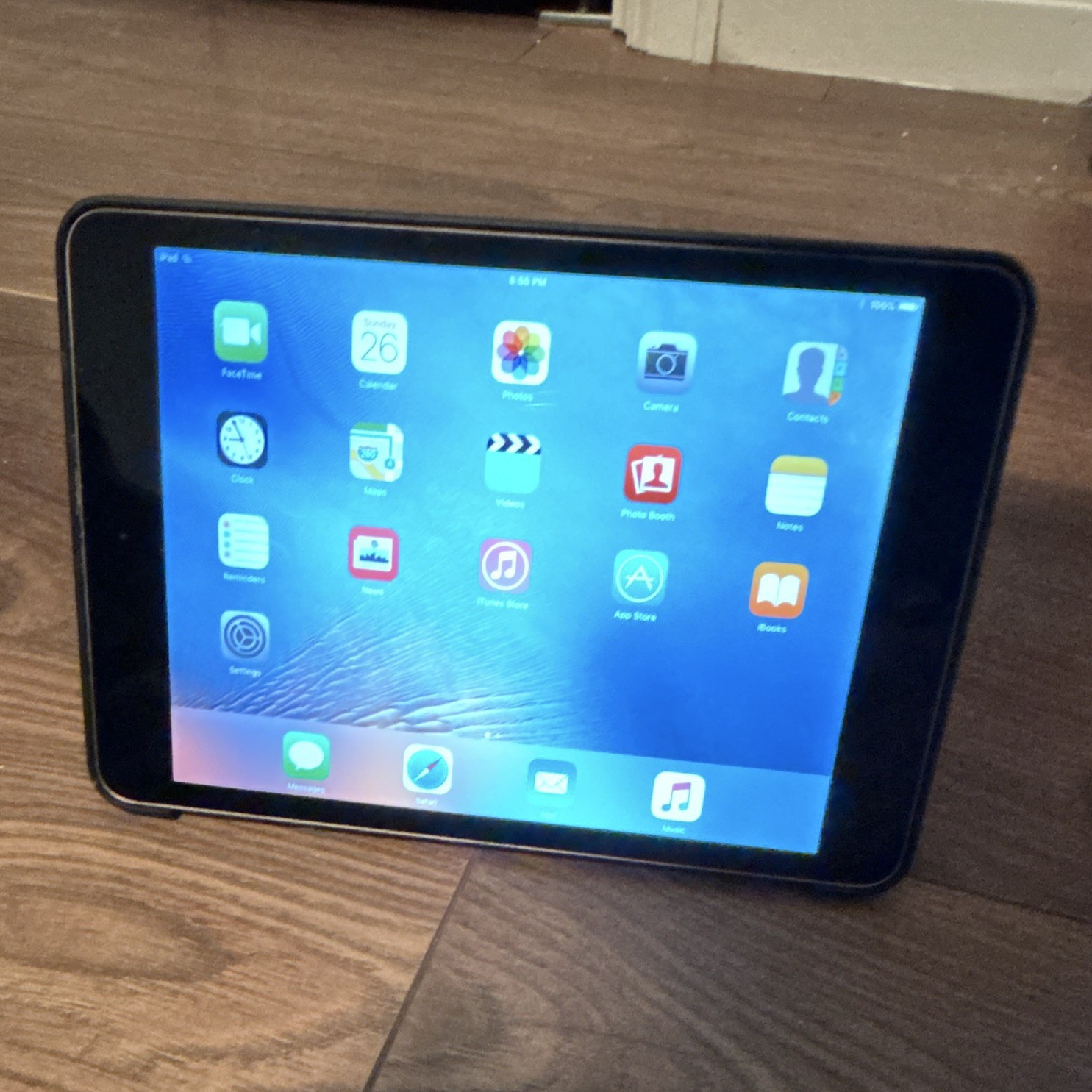 Apple iPad Mini 1 7.9in 16GB Wi‑Fi iOS 9.3.5, bundled with case