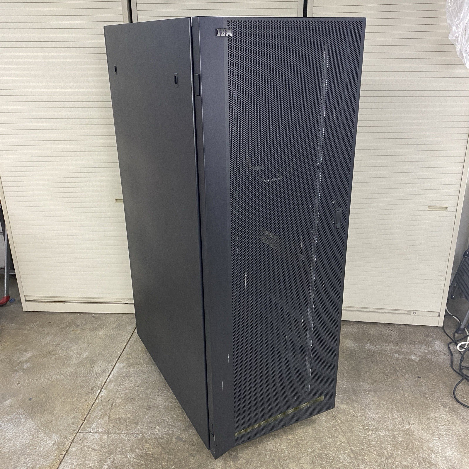 IBM 7014-T00 Enterprise 19" Rack Enclosure No Keys