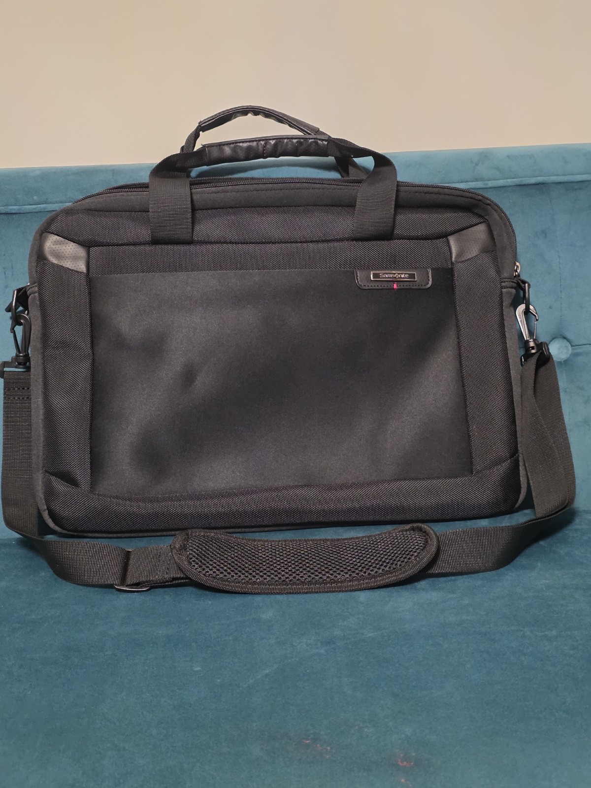 Samsonite Laptop Bag 18"x13" In Black With Extendable Padded Strap (Used Once)